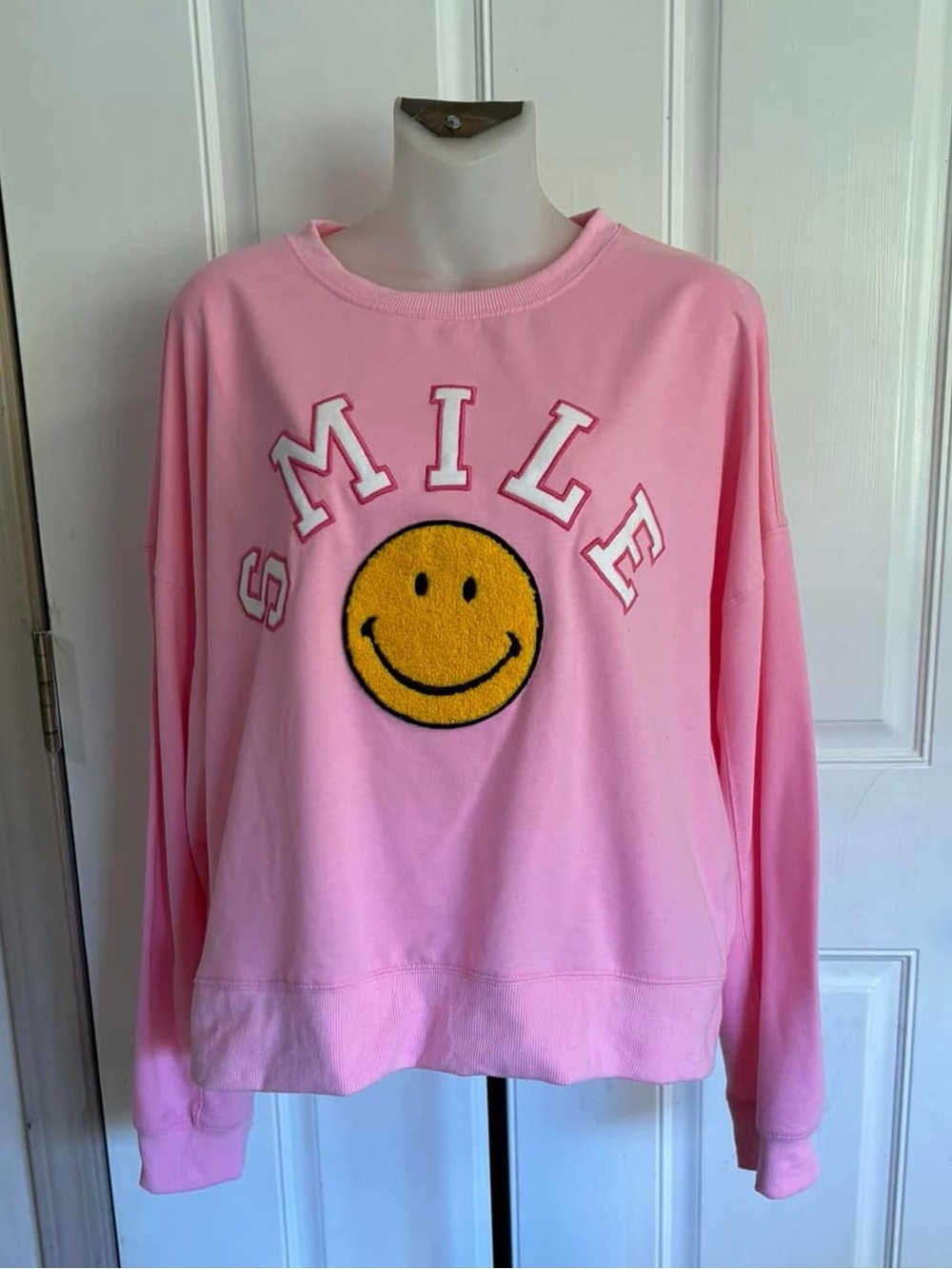 Large Bae Vely WellMade pink SMILE/Face Cropped Applique Oversize Sweatshirt EUC